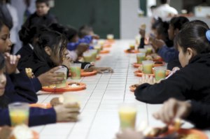 Alla barn har rätt att få i sig mat med näring, så de kan växa och lära sig. Vi är med och gör skillnad!